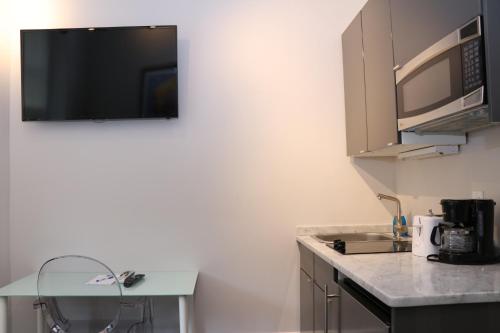 Кухня или мини-кухня в Charming & Stylish Studio on Beacon Hill #6
