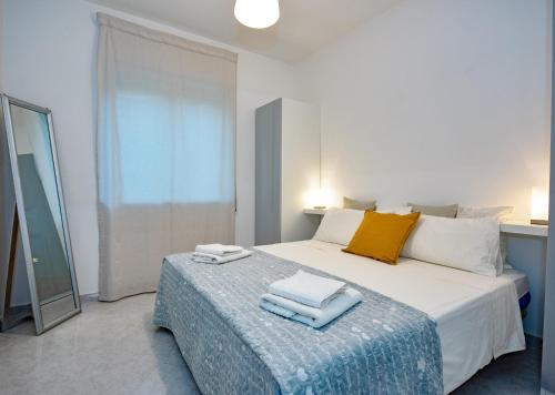 una camera da letto con un letto e due asciugamani di Sunset Penthouse a Pizzo