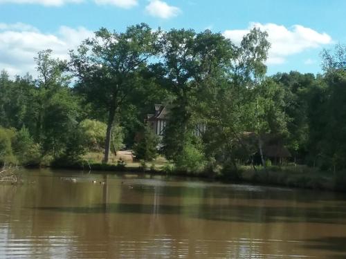 una casa a orillas de un río en Les Mesangeres, en Chaumont-sur-Tharonne