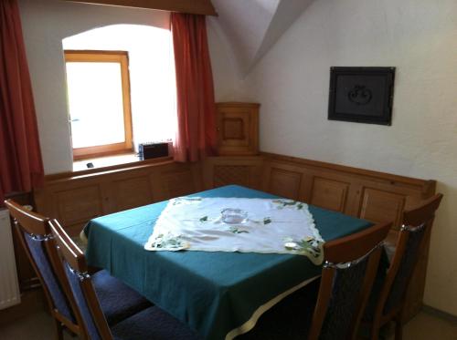 ein Zimmer mit einem Tisch und einem blauen Tischtuch darauf in der Unterkunft Alpenbauernhaus Vorderbrandthof in Saalbach-Hinterglemm