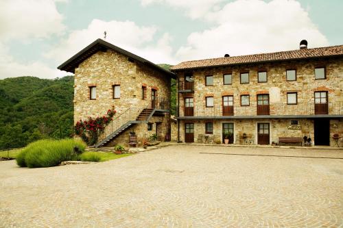 a large stone building with a staircase in front of it at Agriturismo l'Uva e le Stelle in Faedis