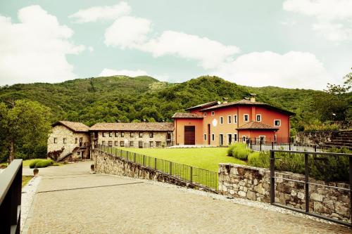 a building on the side of a wall with a mountain at Agriturismo l'Uva e le Stelle in Faedis