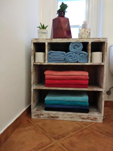 a shelf filled with towels on top of a room at Casa da American Cable Company in Horta
