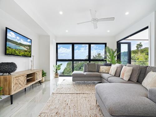 Zona de estar de Hidden Cove on Hamilton Island by HIHA