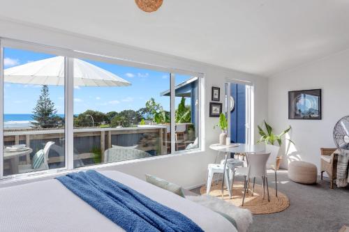 sypialnia z dużym oknem z widokiem na ocean w obiekcie Seaview Studio w mieście Ohope Beach