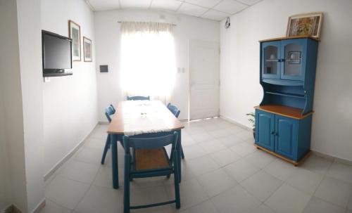 uma sala de jantar com uma mesa e um armário azul em DEPARTAMENTO TEMPORARIO DONOVAN em Resistência
