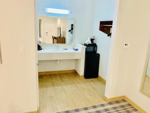 Ett badrum på Americas Best Value Inn & Suites Porter North Houston