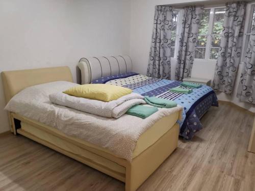 um quarto com uma cama e uma janela em The Haven Retreat B7-2-1 ( Silverpark) em Bukit Fraser