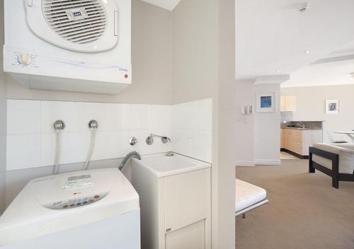 Dapur atau dapur kecil di Sydney Airport Suites