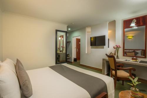 Giường trong phòng chung tại V Hotel Phnom Penh