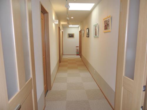a hallway with a long corridor at B&B Hotel Hyochoan in Karuizawa