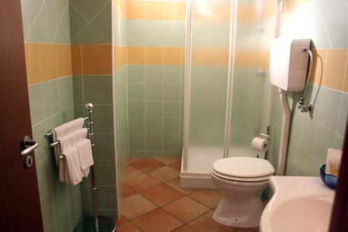 een badkamer met een toilet en een wastafel bij Splash's Rooms in Spadafora