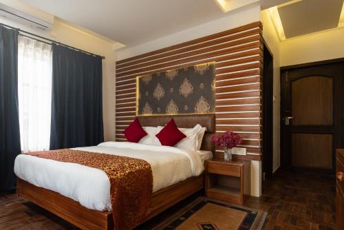1 dormitorio con 1 cama grande y cabecero de madera en Fresco Retreat, en Jawlakhel