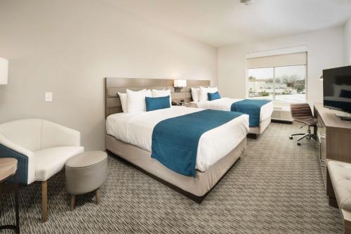 Best Western Plus Executive Residency Austin - Round Rock tesisinde bir odada yatak veya yataklar