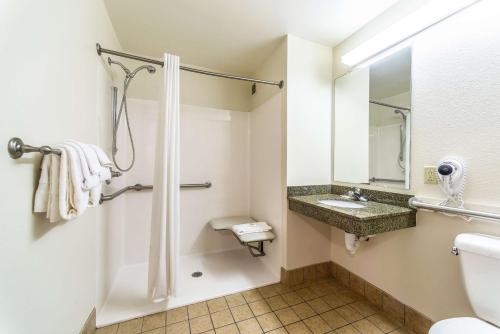 La salle de bains est pourvue de toilettes et d'un lavabo. dans l'établissement Welcome Suites-O'Fallon, à O'Fallon