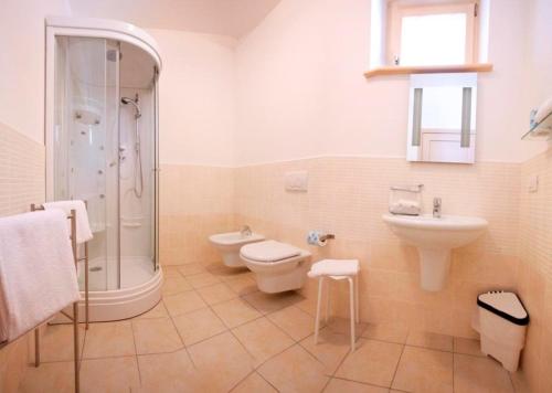 a bathroom with a toilet and a shower and a sink at Apartment Dro 1 in Ceniga