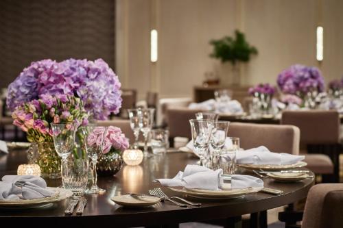 A restaurant or other place to eat at Rosewood Bangkok