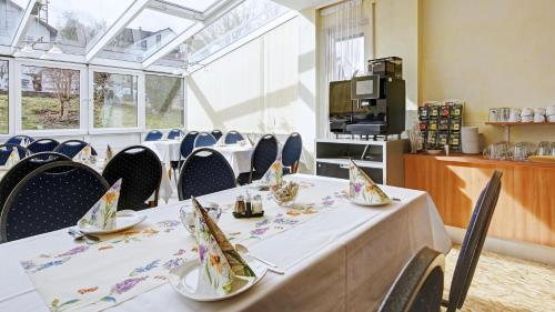 a dining room with a table and chairs at Airport-Hotel Stetten in Leinfelden-Echterdingen
