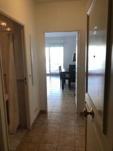 un couloir avec une porte menant à une salle à manger dans l'établissement Monaco Sunshine Studio Sea view Optional parking, à Beausoleil