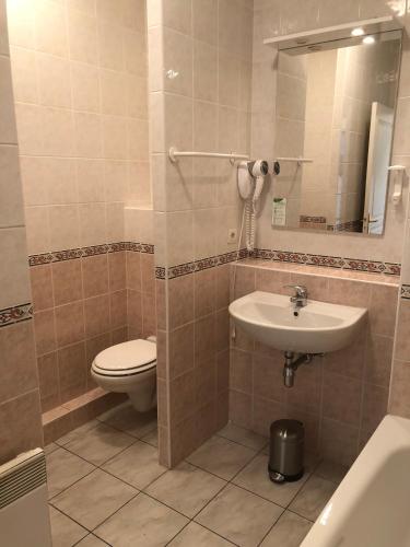 y baño con aseo y lavamanos. en Monaco Sunshine Studio Sea view Optional parking, en Beausoleil