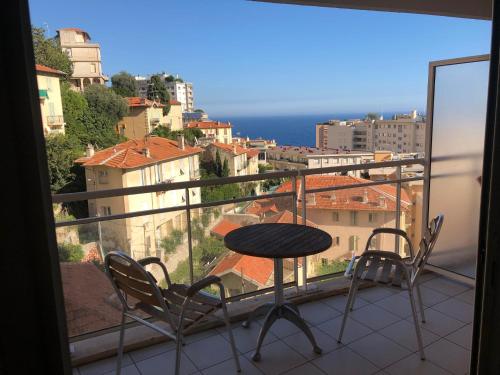 d'une table et de chaises sur un balcon avec vue. dans l'établissement Monaco Sunshine Studio Sea view Optional parking, à Beausoleil