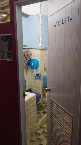 a bathroom with a toilet and a sink at Banphe​ Hostel in Ban Phe