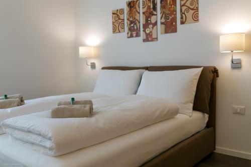 Una cama con dos toallas encima. en Apartment Vanga en Bolzano