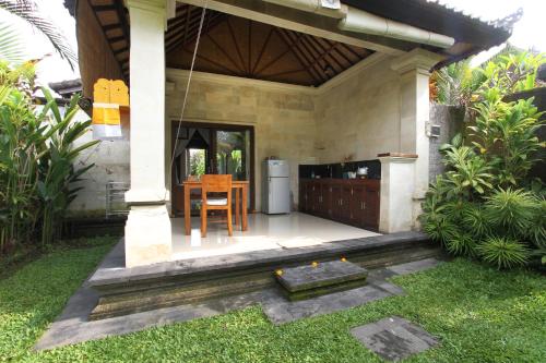 Taman di luar Pondok Naya - CHSE Certified
