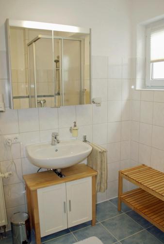 a bathroom with a sink and a mirror at Ferienwohnung Gipfelstürmer in Bolsterlang