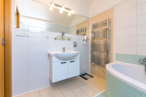 Koupelna v ubytování Attic Apartment by Wenceslas Square