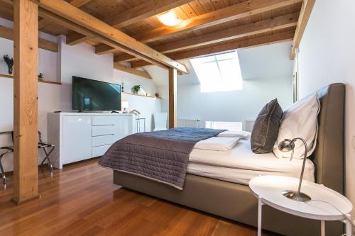 Postel nebo postele na pokoji v ubytování Attic Apartment by Wenceslas Square