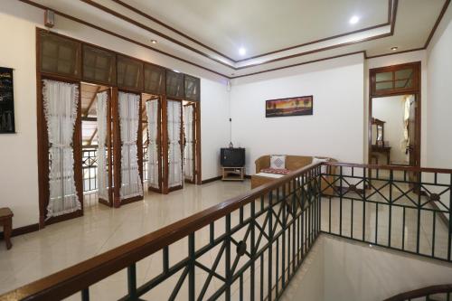 a room with a staircase and a living room at RedDoorz Syariah near Gelora Delta Sidoarjo in Sidoarjo