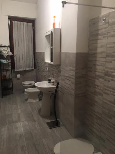 a bathroom with two toilets and a sink and a shower at Bilocale Indipendente in Milan