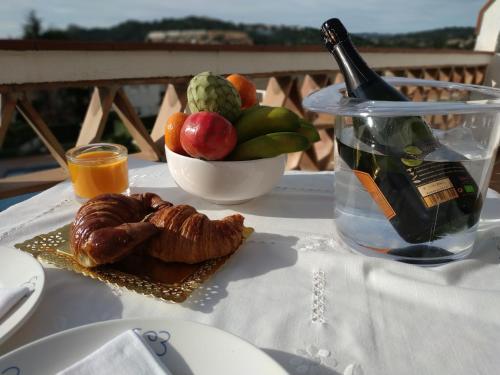a table with a plate of food and a bottle of wine at Apartamento S'Agaró Fagoi in S'Agaro