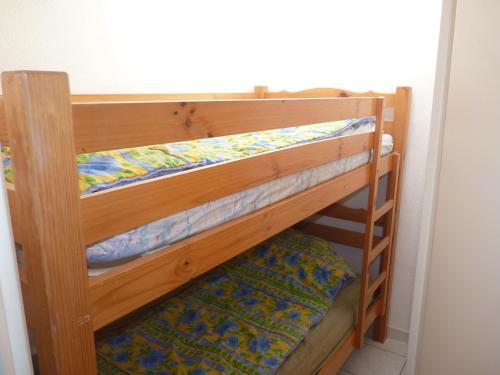 - deux lits superposés dans une chambre dans l'établissement Pavillon T2, cabine, mezzanine, Narbonne Plage, à Narbonne-Plage
