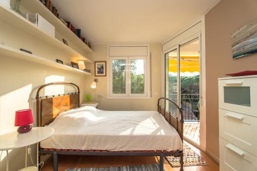 een slaapkamer met een bed en een balkon bij AY-3 CALELLA DE PALAFRUGELL, 4 PaX in Calella de Palafrugell