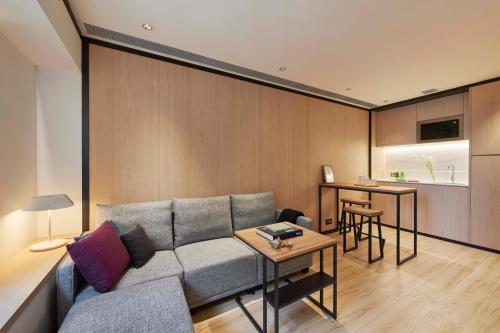 Istumisnurk majutusasutuses CM+ Hotels and Serviced Apartments