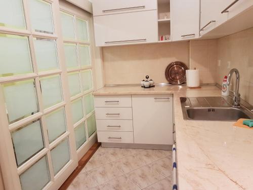 Virtuvė arba virtuvėlė apgyvendinimo įstaigoje Apartment Dajak Centar