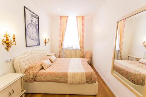 1 Schlafzimmer mit 2 Betten und einem Fenster in der Unterkunft Garibaldi33 in Avezzano