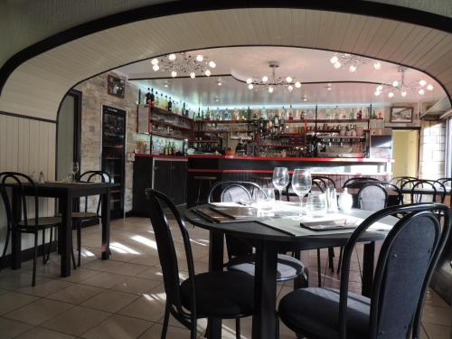 Restauracja lub miejsce do jedzenia w obiekcie Logis Hôtel Restaurant L'Escale