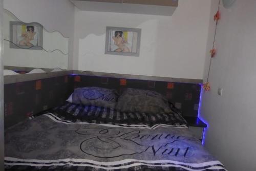 - une chambre avec un lit et un bureau dans l'établissement Cap Agde Village naturiste Port Nature, au Cap d'Agde