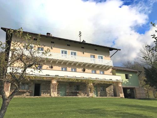 un grand bâtiment avec une pelouse devant lui dans l'établissement Spacious Villa near Forest in Buchet, à Lam