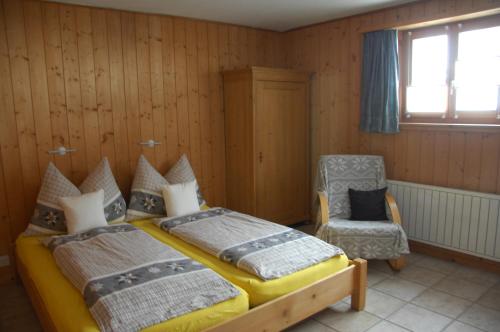 En eller flere senge i et værelse på Sertig Ferienwohnung