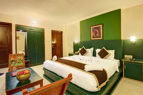 Un pat sau paturi într-o cameră la Hotel Jaisingh Palace