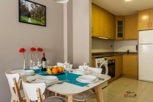 a kitchen and dining room with a table and chairs at Apartament Solar in Alicante