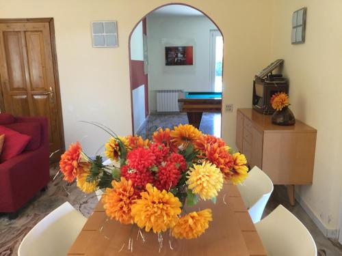 a vase of flowers on a table in a living room at Villa Mara in Riccò del Golfo di Spezia