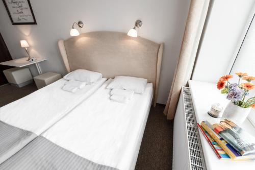 Кровать или кровати в номере Happy Inn