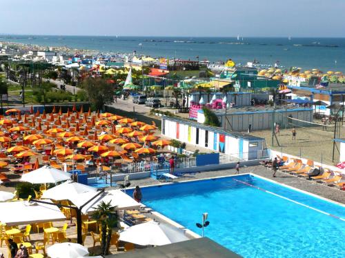 Bazén v ubytování Hotel Leonardo nebo v jeho okolí