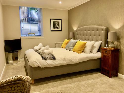 Un dormitorio con una cama grande y una ventana en Escape to Edinburgh @ Abercromby Place en Edimburgo