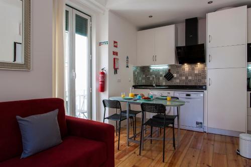 uma cozinha e sala de estar com mesa e cadeiras em CARDAL em Lisboa